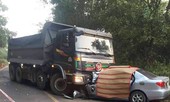 Xe 4 chỗ đấu đầu xe ben, 4 người thương vong