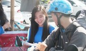 Bạn trẻ đội nắng tình nguyện Rằm tháng Giêng