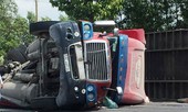 Xe container bất ngờ lật ngửa, nhiều người thoát chết