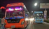Va chạm với 2 xe khách, mẹ cùng con nhỏ thương vong
