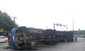 4 người trong gia đình mắc kẹt trong cabin container lật giữa đường