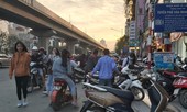 Hàng quán, xe cộ 'đẩy' người đi bộ xuống đường