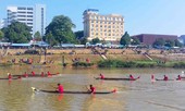 Đua thuyền độc mộc sôi động trên sông Đắk Bla ở Kon Tum