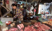 Giá thịt lợn tăng vọt do tiểu thương “làm giá”?
