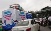 Dán quảng cáo kín xe, nguy cơ mất an toàn giao thông
