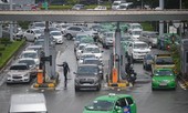 Hành khách không muốn trả phí ô tô vào Tân Sơn Nhất