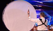 'Đứng tim' với tiết mục phi dao nhưng không thấy người