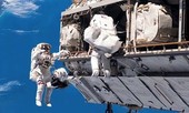 Chết cười với kiểu đi ngật ngưỡng như trẻ con của phi hành gia trở về trái đất