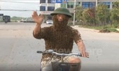 VIDEO: Kinh hãi nhìn người đàn ông dùng 50.000 con ong sống làm áo mặc