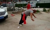 Mục kích võ sư Trung Quốc kéo hai ôtô bằng một tai
