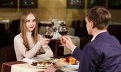 Giới trẻ Mỹ đồng ý gặp mặt, hẹn hò để được mời 'ăn chùa'