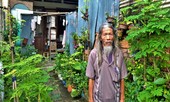 Nguyễn Tiến Văn dịch sách bên cổng Chí Hòa