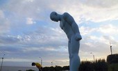 Tượng 'Người đàn ông cúi chào': Nude vô tội?