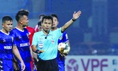 Lại sự cố trên sân Hàng Ðẫy