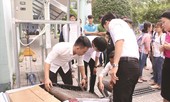 Sinh viên Bách Khoa chế 'xe lội nước' dọn rác bãi biển