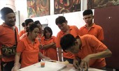 Rũ vỏ ốc cô đơn, hòa mình vào hội họa