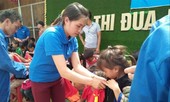 Nghị lực phi thường của nữ Bí thư Đoàn xã địu con lên giảng đường