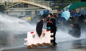 Cảnh sát Hong Kong dùng hơi cay trấn áp người biểu tình