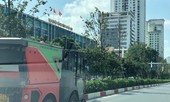Đất cát đầy đường Hà Nội, quét hút càng thêm bụi