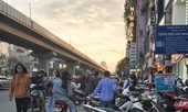 Cuối năm, người đi bộ ở Hà Nội lại bị 'đẩy' xuống lòng đường