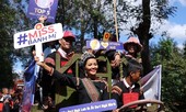 H’Hen Niê được chào đón bằng công nông, giao lưu văn nghệ cùng bà con
