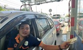 Giữa trưa nắng tài xế 'chiếm làn' để phản đối, BOT T2 ùn tắc nghiêm trọng