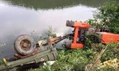 Lái máy cày 'đi bão', 4 người thương vong