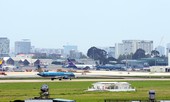 Vì sao sân bay Tân Sơn Nhất tắc dưới đất, kẹt trên trời?