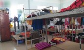 Ký túc xá thành chợ đêm, sinh viên ngậm ngùi tá túc trên giảng đường