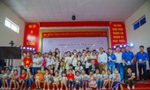 Trao tặng hàng ngàn cuốn sách trong ngày đầu Hành trình Vùng biển đảo