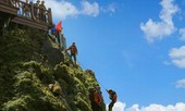 Chuyện giờ mới kể về đội quân treo mình nhặt rác trên đỉnh trời