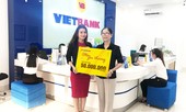 Khách hàng đầu tiên may mắn trúng 50 triệu đồng tại Vietbank