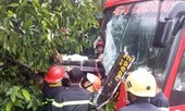 Giải cứu 39 hành khách bị mắc kẹt sau tai nạn giao thông