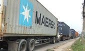Quốc lộ 13 ‘tê liệt’ vì hải quan soi hàng giả xe container