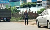 Xịt hơi cay khống chế thanh niên ôm bình gas, dí 2 dao vào cổ đòi tự sát
