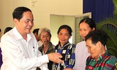 Chủ tịch Ủy ban Trung ương MTTQ Việt Nam tặng quà tết cho người nghèo