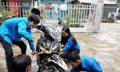 Đoàn viên thanh niên rửa xe gây quỹ tặng quà trung thu cho trẻ em khuyết tật