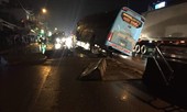 Tài xế buồn ngủ, xe khách nằm chênh vênh trên dải phân cách
