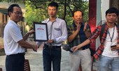 Trao học bổng tài năng cho thủ khoa khối A 'đạp xe giao trứng vịt'