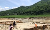 Mẹ già thắp hương, gọi tên các con mất tích bên suối