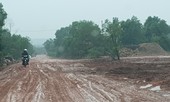 Nhà máy gỗ dăm 'lậu' băm nát đường liên xã