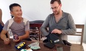Du khách nước ngoài mừng rơi nước mắt nhận lại ví thất lạc
