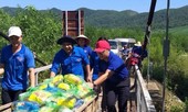 Áo xanh tình nguyện làm ấm lòng người dân vùng lũ