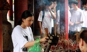 Sĩ tử hành động kỳ lạ cầu may ở Văn Miếu