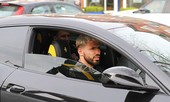Bị loại ở Champions League, sao Man City cưỡi Ferrari đi 'giải sầu'