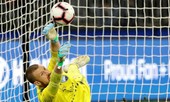 VIDEO: Thủ môn múa may dọa đối phương, bắt penalty tài tình