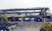 Xe khách bốc cháy dữ dội khi đang di chuyển trên địa bàn Sóc Trăng