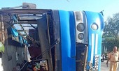 Xe chở công nhân lật ngang, 13 người thương vong
