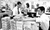 Vì sao lãi suất thị trường đồng loạt hạ?