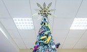 Cây thông Noel độc đáo được làm từ những vật dụng bị thu giữ tại sân bay